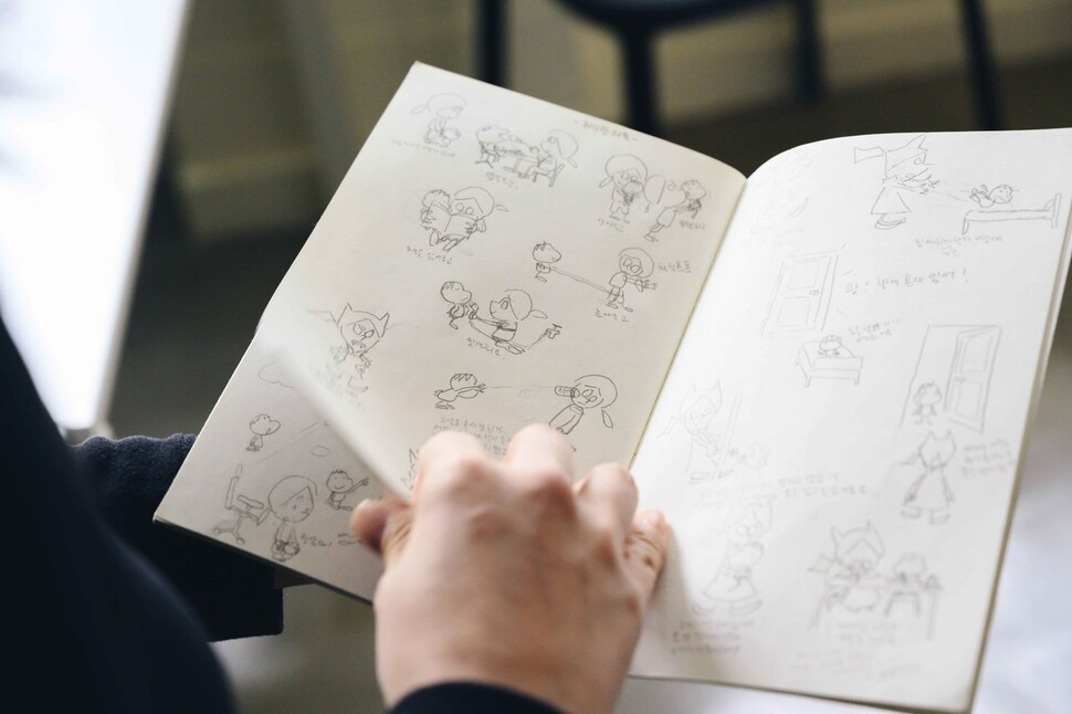 일상에서 겪은 에피소드, 상대방의 표정과 말투, 좋았던 글귀 등을 일단 모두 노트에 적어놓고 정기적으로 다시 살펴보면서 책에 쓸 만한 소재를 솎아낸다. 해란 작가
