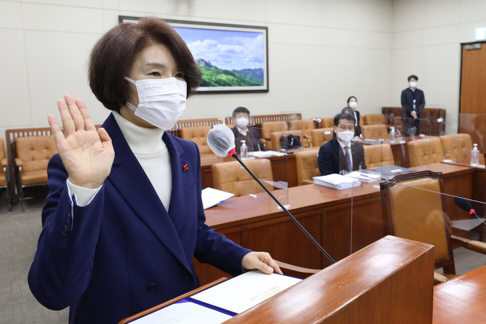 한정애 환경부 장관 후보자가 20일 오전 서울 여의도 국회 환경노동위원회에서 열린 인사청문회에서 선서하고 있다. 공동취재사진