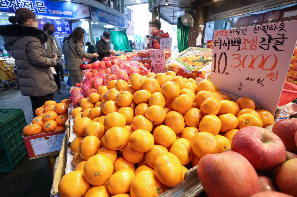 22일 오후 서울 마포구 망원시장에서 시민들이 과일을 고르고 있다. 연합뉴스