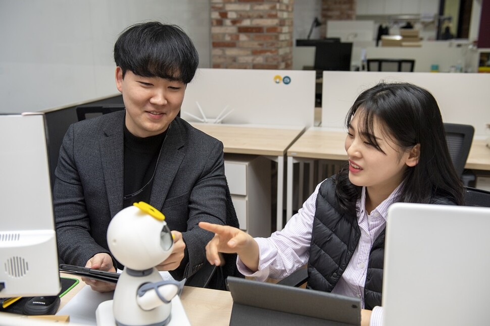 실버케어로봇개발자는 고령화 시대 노인들이 겪는 문제를 해결하고자 사용자가 원하는 실버서비스가 로봇을 통해 구현되도록 한다. 사진 손홍주