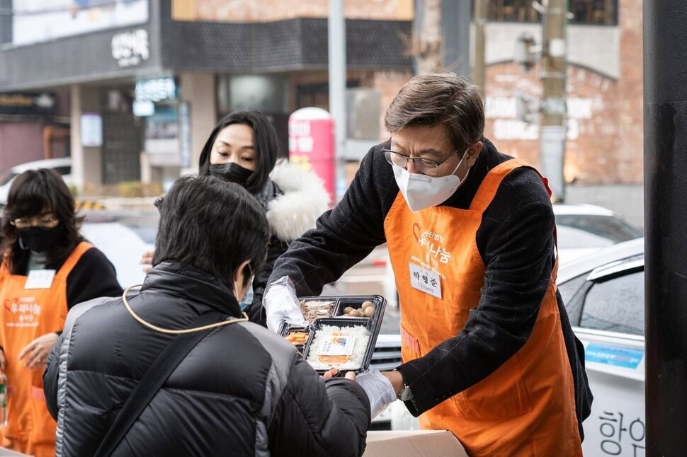 박형준 예비후보가 지난 14일 부산역에서 열린 무료도시락 나눔 봉사활동에 참여하고 있다. 박형준 예비후보 캠프 제공