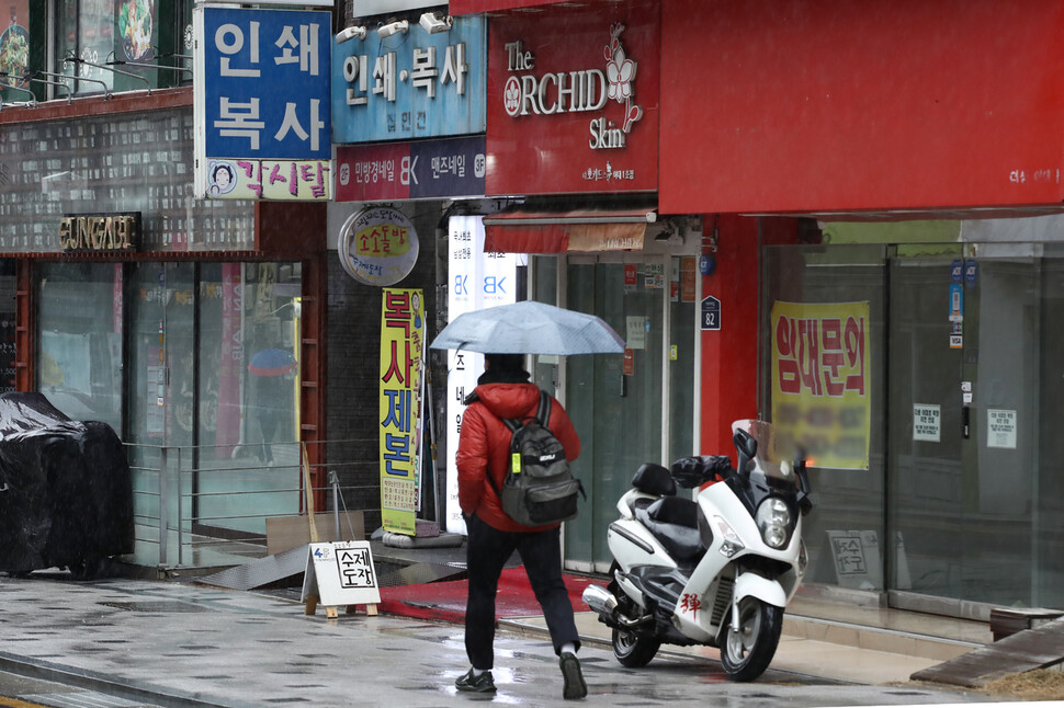 신종 코로나바이러스 감염증(코로나19) 여파에 각 대학들이 올해도 비대면 수업과 제한적인 대면 수업을 병행하기로 하면서 개강과 입학 특수를 누리던 대학가 상권이 폐업, 휴점 등이 속출하며 타격이 심각한 것으로 나타났다. 사진은 1일 서울 서대문구 대학가 인근 폐업 점포들. 연합뉴스