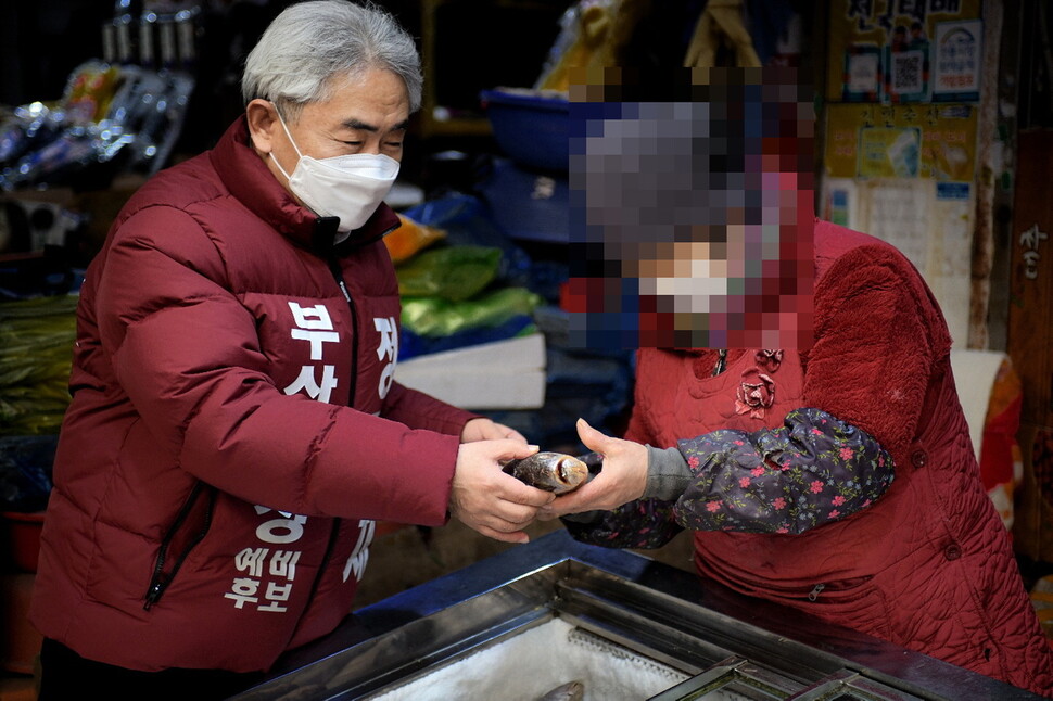 정규재 무소속 부산시장 예비후보가 부산시민들과 만나 이야기를 나누고 있다. 정규재 예비후보 캠프 제공