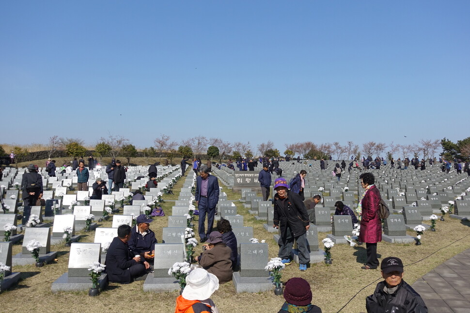 제주 4·3 추념식이 돌아오면 제주시 봉개동 제주4·3평화공원 내 행방불명인 표석에는 유족들의 발걸음이 이어진다.