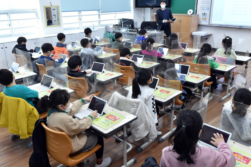 부산 사상구 주감초등학교 1학년 교실에서 학생들이 태블릿피시를 이용해 수업을 한다. 부산시교육청 제공