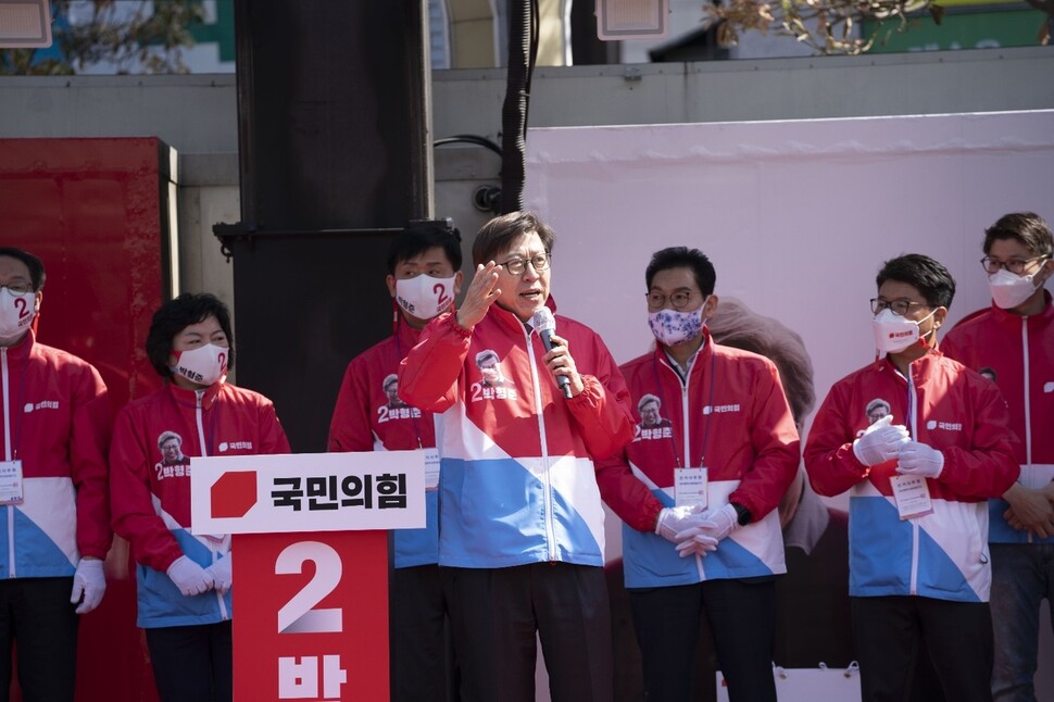 박형준 국민의힘 부산시장 보궐선거 후보가 부전시장 앞에서 유세하고 있다. 박형준 캠프 제공