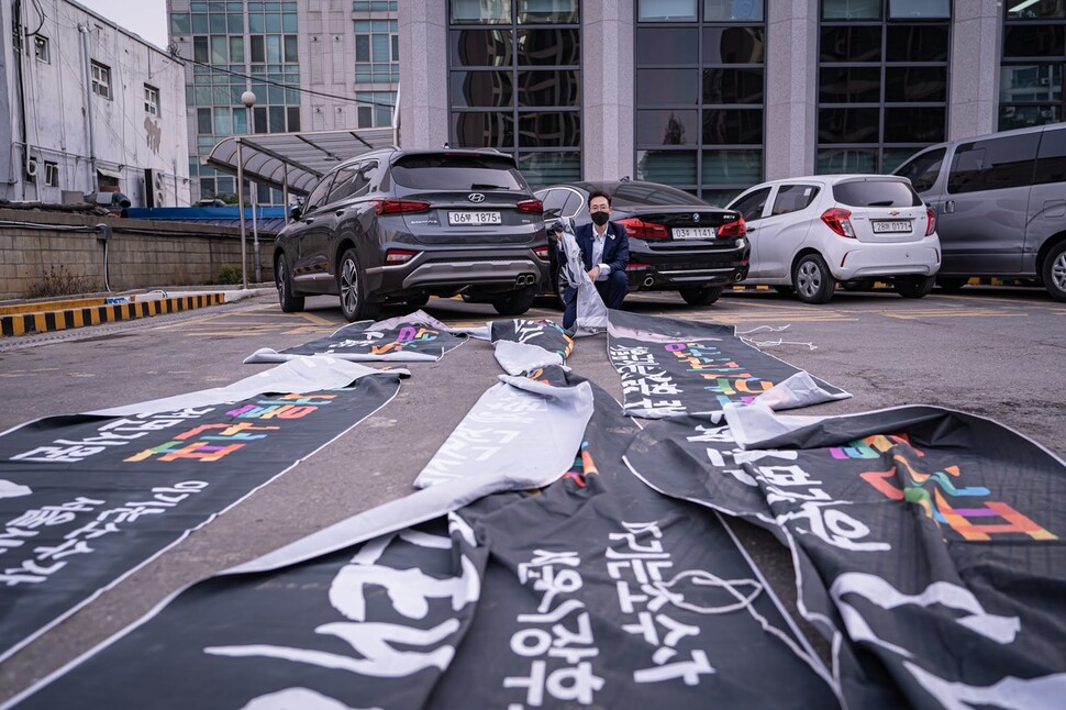 미래당 오태양 서울시장 후보가 찢긴 펼침막을 들어 보이고 있다. 오태양 후보 누리집