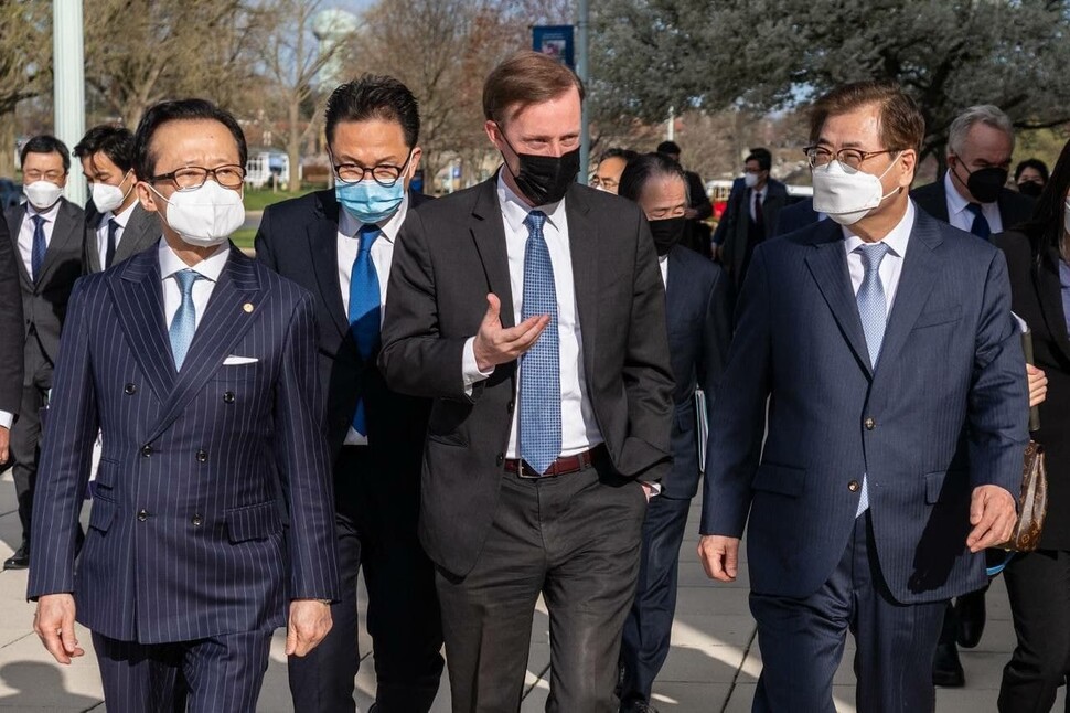 미국 워싱턴 인근 메릴랜드주 애너폴리스의 미 해군사관학교에서 2일(현지시각) 한-미-일 안보실장 협의가 열렸다. 앞줄 오른쪽부터 서훈 청와대 국가안보실장, 제이크 설리번 미 백악관 국가안보실장, 기타무라 시게루 일본 국가안전보장국장. 외교부 제공