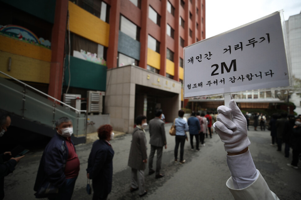 국내 코로나19가 발생한 뒤 두 번째 부활절인 4일 오전 서울 여의도 순복음교회 앞에서 신자들이 부활절 예배를 위해 입장하고 있다. 연합뉴스