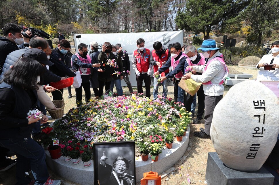 6일 오전 경기도 마석 모란공원 백기완 선생 묘소에 문예일꾼과 비정규직노동자들이 모아온 꽃잎으로 ‘꽃무덤’을 만들고 있다. 남양주/ 김봉규 선임기자 bong9@hani.co.kr