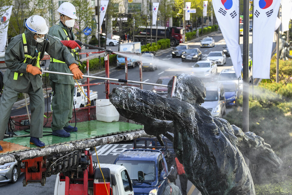 송파구청 관계자들이 중앙분리대에 설치된 올림픽 상징 조형물을 고압세척기를 이용해 세척하고 있다. 공동취재사진