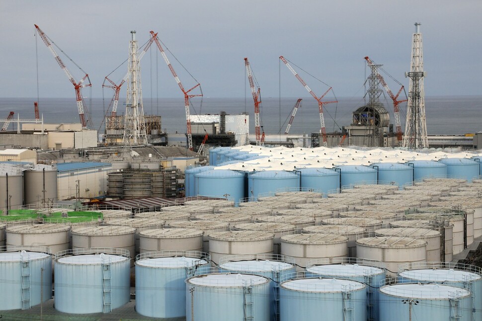 일본 후쿠시마 제1원전 부지에 들어서 있는 2011년 원전사고 오염수 저장탱크들. 일본 정부는 최근 이 속에 저장돼 있는 125만t의 오염수를 해양에 방류하기로 결정했다. 연합뉴스