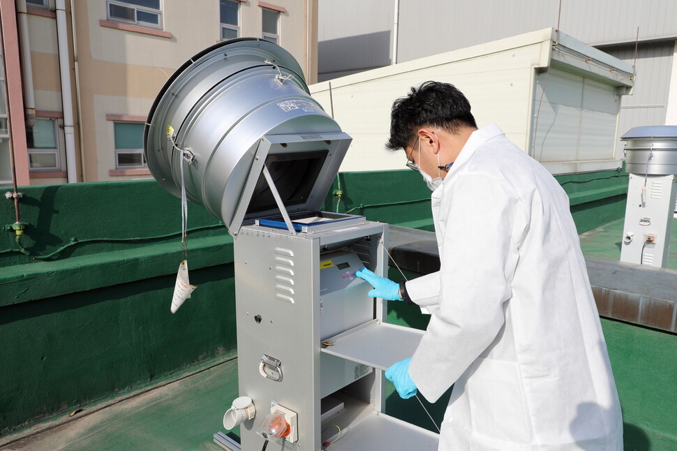 한국원자력연구원 미세먼지측정소에서 한 연구원이 미세먼지를 포집해 시료를 채취하고 있다. 한국원자력연구원 제공
