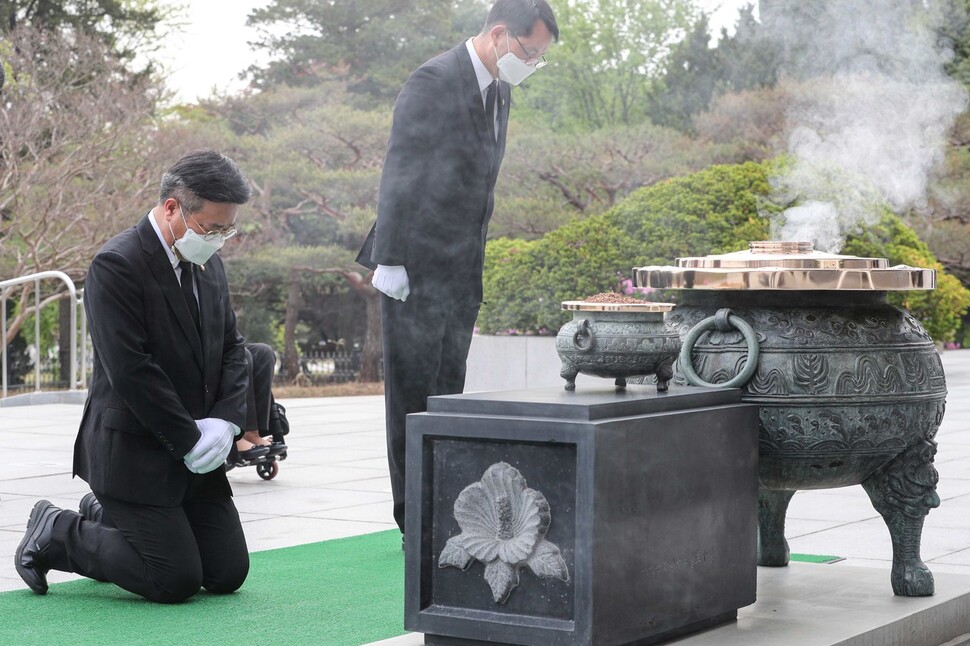 더불어민주당 윤호중 비대위원장 겸 원내대표가 22일 오전 원내대표단과 서울 동작구 국립서울현충원 방문, 현충탑 앞에서 무릎을 꿇고 참배하고 있다. 연합뉴스