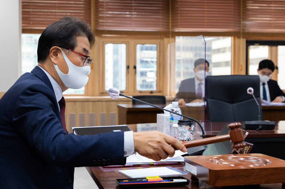 윤종인 개인정보보호위원장이 28일 오전 정부서울청사에서 열린 전체회의에서 의사봉을 두드리고 있다. 개인정보보호위원회 제공