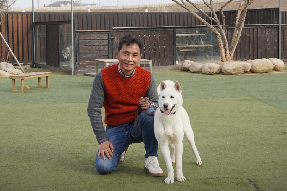 ‘동물농장 훈련사’로 유명한 반려동물행동교정사 이찬종 이삭애견훈련소 소장이 지난 4월1일 훈련 입소견과 포즈를 취하고 있다.