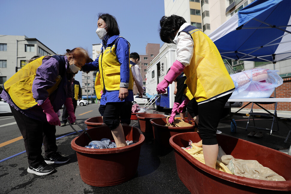 신월2동 주민자치위원회 회원들이 3일 오전 서울 양천구 신월동 경창시장 공영주차장에서 ‘가정의 달 맞이 겨울 이불 세탁 행사’를 하고 있다. 김명진 기자 littleprince@hani.co.kr