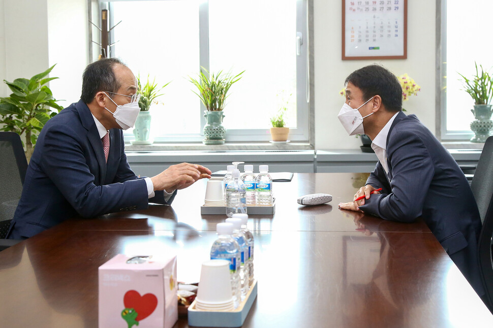 더불어민주당 한병도 원내수석부대표(오른쪽)와 국민의힘 추경호 원내수석부대표가 18일 오전 국회에서 현안인 특별감찰관, 임시국회 의사 일정 협의 등을 위해 만나고 있다. 연합뉴스