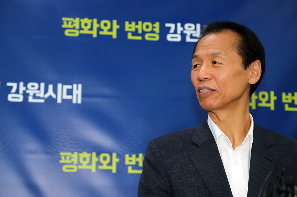 최문순 강원지사가 1일 강원도청 브리핑룸에서 기자회견을 열어 대선 출마를 공식 선언하고 있다. 강원도 제공