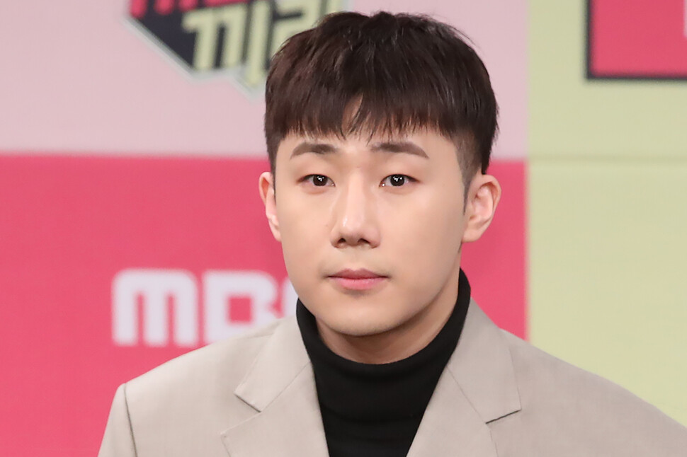 성규가 &lt;엠비시&gt;(MBC) 예능프로그램 ‘끼리끼리’ 제작발표회에서 취재진의 질문을 듣고 있는 모습. 연합뉴스