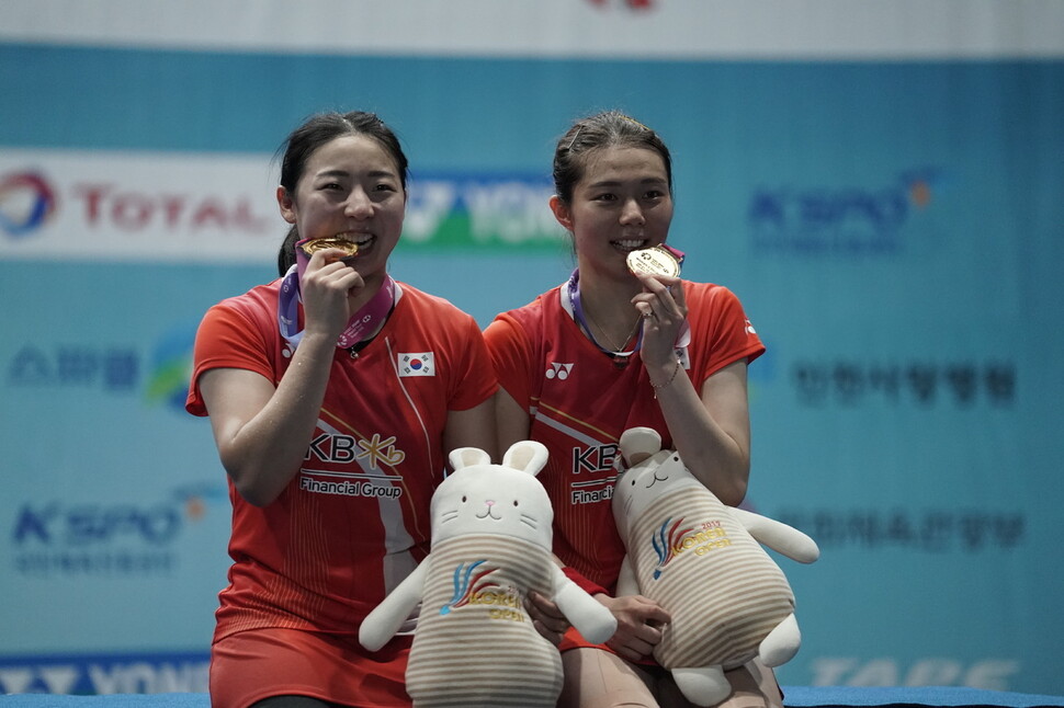 김소영(오른쪽)-공희용이 세계배드민턴연맹(BWF) 2019 코리아오픈 여자복식 우승 뒤 시상식에서 금메달을 깨물어 보이고 있다. 요넥스코리아 제공