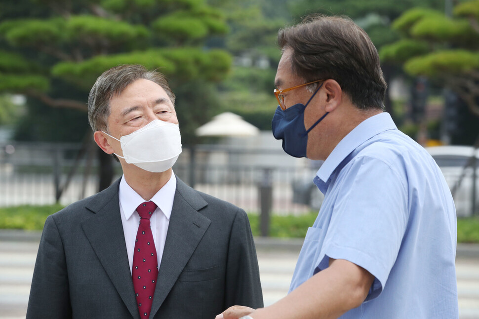 국민의힘 대선주자인 최재형 전 감사원장(왼쪽)이 29일 오전 서울 종로구 청와대 사랑채 앞에서 '드루킹 댓글 사건' 관련 1인 시위를 벌이고 있는 국민의힘 정진석 의원을 지지 방문해 대화를 나누고 있다. 연합뉴스