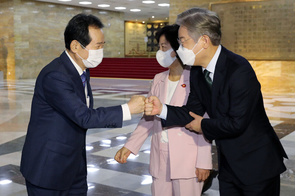 더불어민주당 이재명, 정세균, 추미애 대선 경선 후보가 26일 국회에서 열린 더불어민주당 2021년 정기국회 대비 국회의원 워크숍에 입장하며 인사하고 있다. 연합뉴스