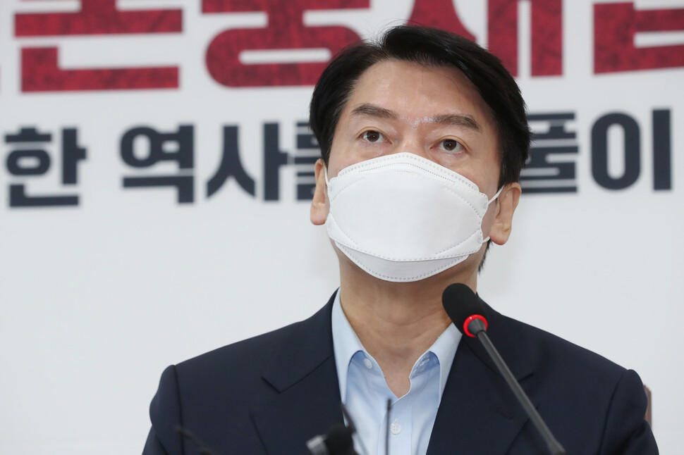 안철수 국민의당 대표가&nbsp;16일 국회에서 기자간담회를 열고 있다.&nbsp;공동취재사진