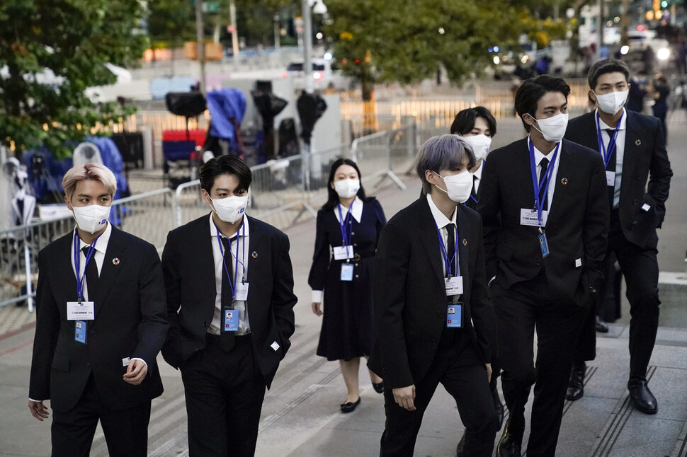 방탄소년단이 20일(현지시각) 미국 뉴욕에서 열리는 제76회 유엔총회 지속가능발전목표 모먼트 개회 세션에 참석하기 위해 유엔본부에 도착하고 있다. 뉴욕/AP 연합뉴스