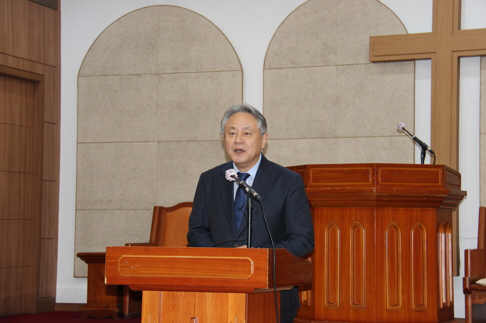 한국기독교교회협의회 총무 이홍정 목사가 4일 서울 종로구 한국기독교회관에서 노태우 전 대통령 영결식 참석 기도와 관련해 사과를 하고 있다. 한국기독교교회협의회 제공