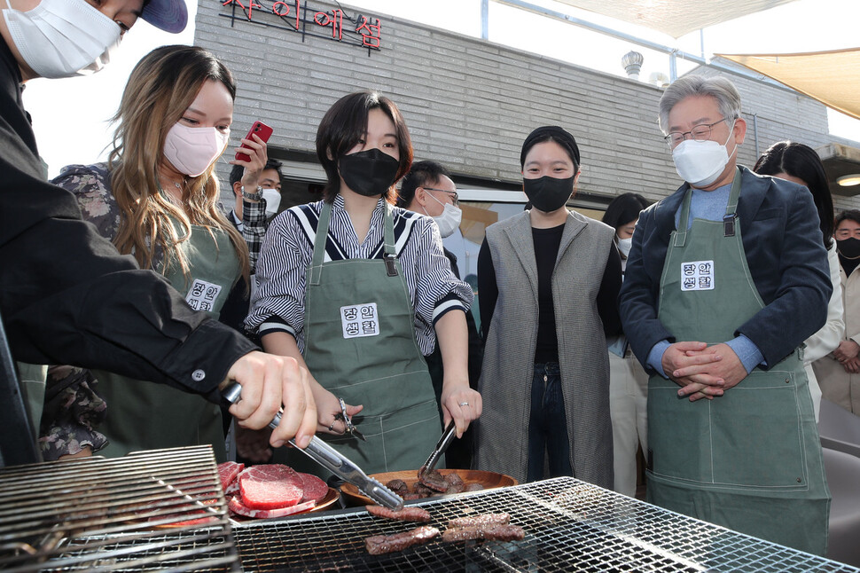 더불어민주당 이재명 대선 후보가 6일 오전 서울 동대문구 청년주택 '장안생활'을 찾아 청년들의 주거 고통을 포함한 다양한 주제를 두고 간담회를 했다. 연합뉴스