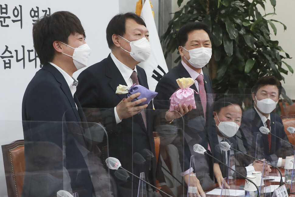 윤석열 국민의힘 대선후보(왼쪽 둘째)가 8일 국회에서 열린 최고위원회의에서 이준석 대표에게 비단주머니를 받고 발언하고 있다. 공동취재사진