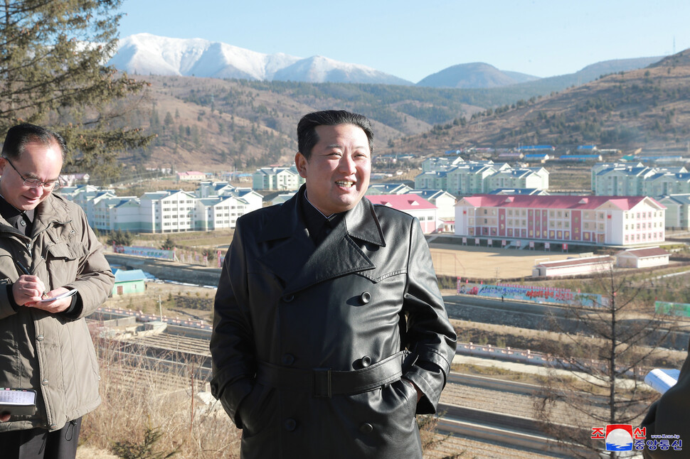김정은 조선노동당 총비서 겸 국무위원장이 “삼지연시 건설 사업이 결속(완공)되는 것과 관련해 3단계 공사 실태를 료해(점검)하시기 위해 삼지연시를 현지지도하셨다”고 16일 &lt;노동신문&gt; 1~2면에 펼쳐 보도했다. &lt;조선중앙통신&gt; 연합뉴스