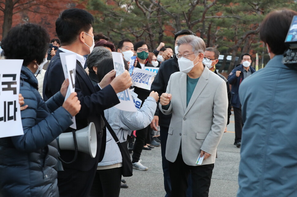 더불어민주당 이재명 대선후보가 19일 대전시 유성구 대전 엑스포 시민광장에서 지지자들과 인사하고 있다. 대전/연합뉴스