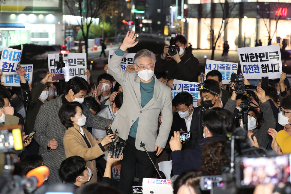 이재명 더불어민주당 대선후보가 19일 대전시 서구 둔산동 갤러리아백화점 타임월드 앞에서 대전 시민들에게 즉석연설하고 있다. 연합뉴스