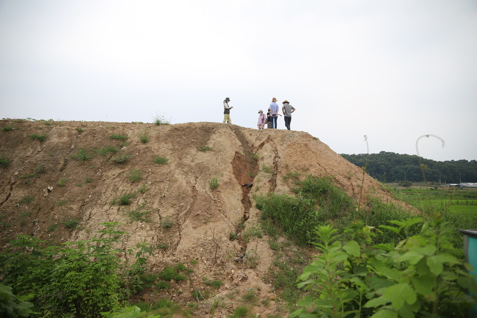 경기도 파주시 문산읍의 논 습지에 불법매립된 토사가 수북이 쌓여 있다. 파주환경운동연합 제공