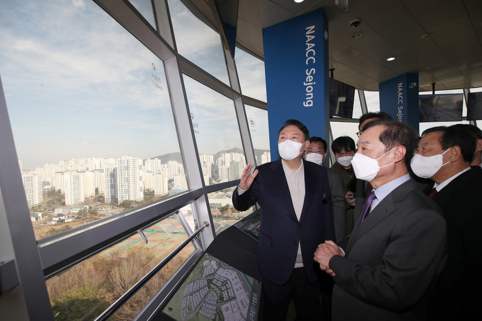 윤석열 국민의힘 대선 후보가 29일 오후 세종시 밀마루 전망대를 방문해 아파트 단지 등 세종시 전경을 바라보고 있다. 공동취재사진