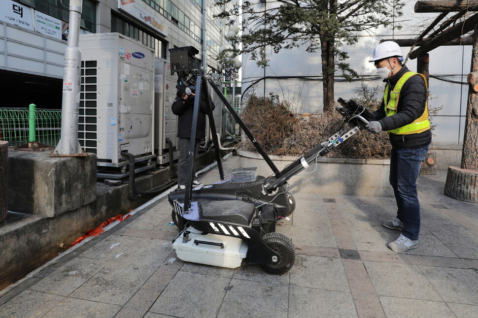 지난 3일 지하 3층의 기둥이 파손되고 지반이 침하한 경기 고양시 일산동구 마두동 상가건물 주변에 대한 지표투과레이더(GPR) 탐사가 진행되고 있다. 고양시 제공