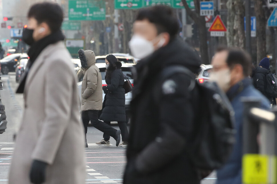 겨울 중 가장 추울 때로 꼽히는 절기상 소한인 5일 오전 출근시간 시민들이 서울 세종대로사거리를 걷고 있다. 연합뉴스