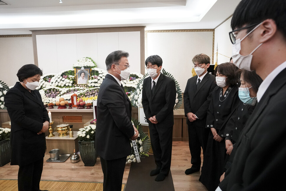 배은심 여사의 빈소가 차려진 광주광역시 조선대 병원 영안실을 찾은 문재인 대통령과 김정속 여사가 조문을 마친 뒤 유족들을 위로 하고 있다.