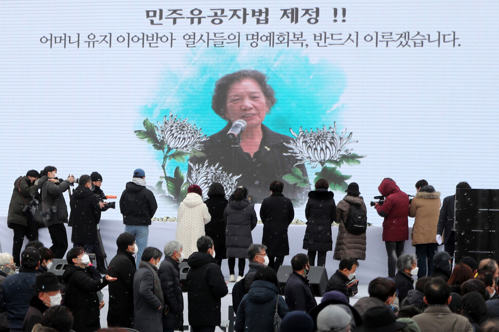 11일 오전 광주 동구 5.18민주광장에서 열린 `민주의 길, 배은심 어머니 사회장' 영결식에서 참석자들이 헌화하고 있다. 광주/김태형 기자 xogud555@hani.co.kr