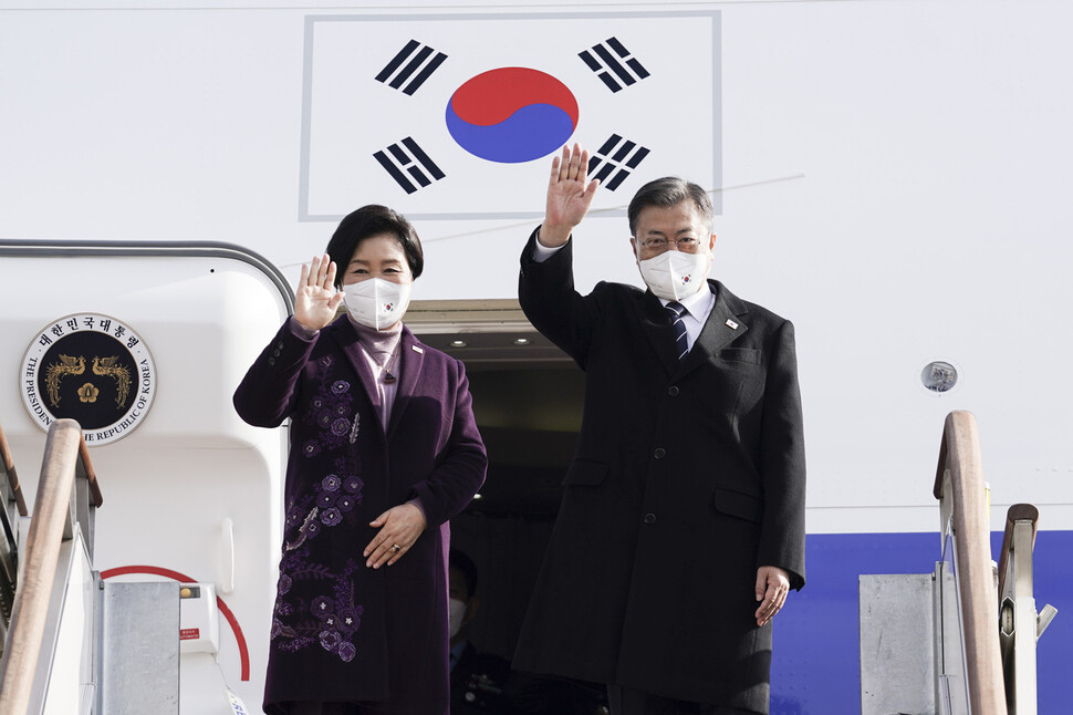 문재인 대통령과 김정숙 여사가 중동 3개국을 방문하기 위해 15일 성남 서울공항에서 공군 1호기에 오르며 인사하고 있다. 문 대통령은 6박8일 일정으로 아랍에미리트, 사우디아라비아, 이집트를 방문한다. 서울공항/윤운식 선임기자 yws@hani.co.kr