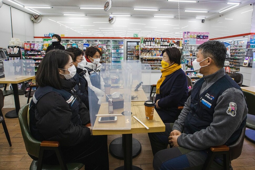 심상정 정의당 대선 후보가 26일 새벽 쿠팡 인천 물류센터를 찾아 쿠팡의 ‘밤샘노동자'들과 근처 편의점에서 얘기를 나누고 있다. 심 후보 페이스북