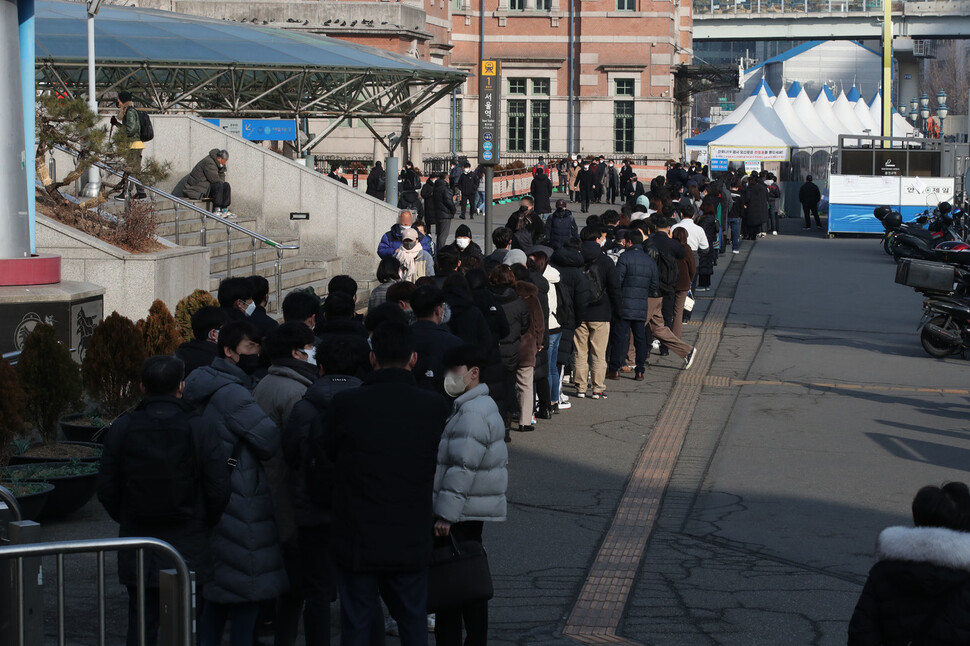 코로나 신규 확진자가 연이틀 10000명을 넘은 27일 오전 서울 중구 서울역 광장에 마련된 선별검사소에서 검사를 받으려는 시민들이 길게 줄을 서 있다. 백소아 기자