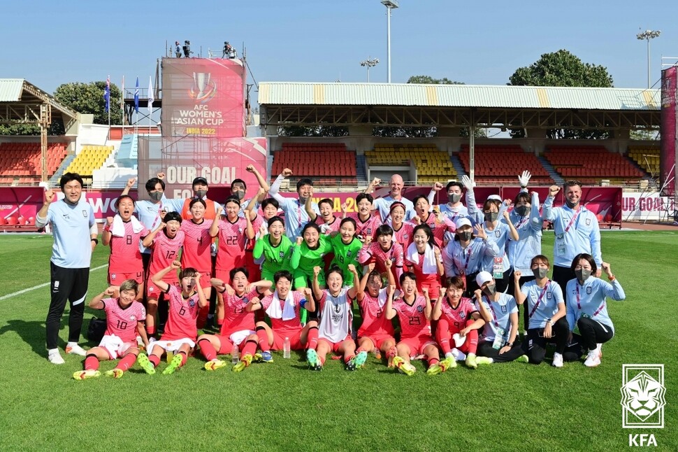 30일 인도 푸네의 시리 시브 차트라파티 종합운동장에 열린 2022 아시아축구연맹(AFC) 아시안컵 호주와의 8강전에서 선수들이 경기에 앞서 기념촬영을 하고 있다. 조별리그 2승 1무로 C조 2위에 오른 한국은 이날 3전 전승을 거둔 B조 1위 호주를 넘으면서 2014년 대회(4위) 이후 8년 만에 4강에 진출했다. 대한축구협회 제공