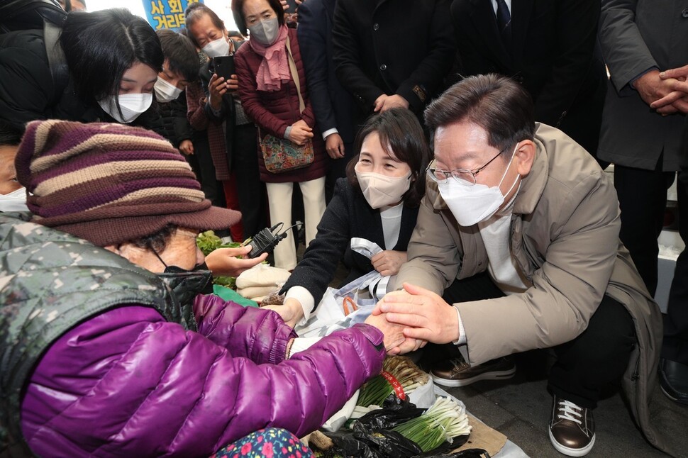 지난해 12월12일 이재명 더불어민주당 대선 후보가 부인 김혜경 씨와 경북 예천군 예천읍 상설시장을 방문 좌판에서 먹거리를 팔고 있는 어르신들에게 인사를 하고 있다. 예천/ 김봉규 선임기자 bong9@hani.co.kr