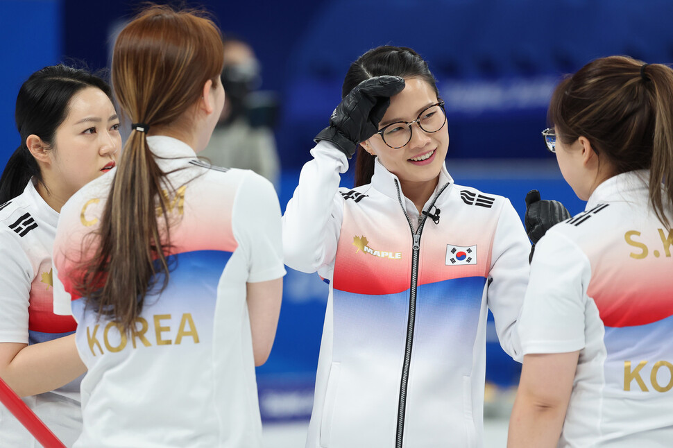 여자 컬링 대표팀 ‘팀 킴’의 스킵 김은정(오른쪽에서 두 번째)이 14일 중국 베이징 국립 아쿠아틱스센터에서 열린 2022 베이징겨울올림픽 풀리그 미국과 경기에서 1엔드를 마친 뒤 동료들과 대화를 나누고 있다. 베이징/연합뉴스