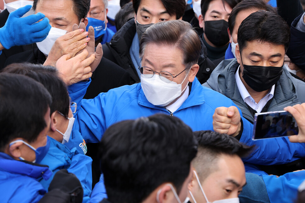 더불어민주당 이재명 대선후보가 18일 전남 순천시 연향패션거리에서 열린 ‘약무호남 시무국가' 순천 유세에서 지지자들과 인사하고 있다. 연합뉴스