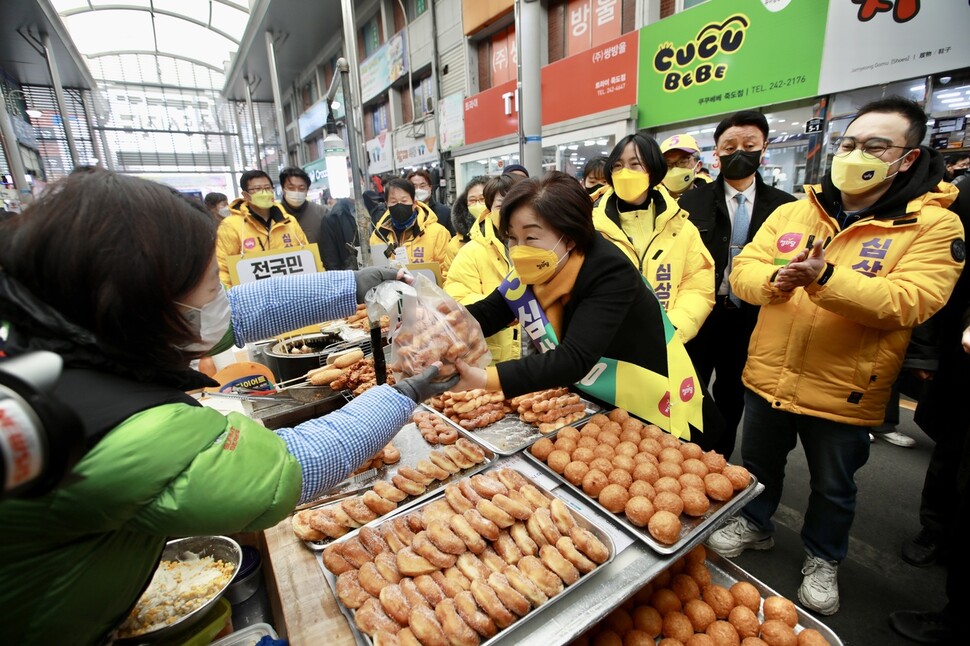 심상정 정의당 대선 후보가 18일 포항 죽도시장을 방문해 상인들을 만났다. 정의당 제공