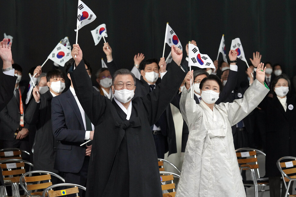 문재인 대통령과 김정숙 여사를 비롯한 참석자들이 1일 서울 서대문구 국립 대한민국임시정부 기념관에서 열린 제103주년 3.1절 기념식에서 만세 삼창을 하고 있다. 청와대사진기자단